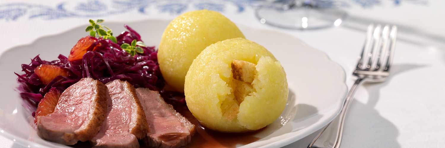 Entenbrustfilet mit Blaukraut und Kartoffelknödel | Burgis