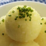 Erst Knödel einfrieren, dann garen und eine große Schüssel Kartoffelknödel mit Schnittlauch genießen.