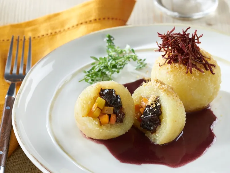 Gefüllter Knödel mit Koriandermöhren und eingelegten Backpflaumen