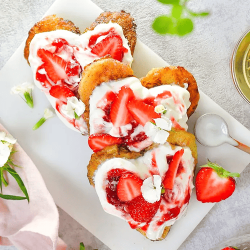 French-Knödel-Herzen mit Erdbeer-Rosen-Kompott