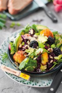 Bunter Sommersalat mit knackigen Knödelbällchen und fruchtigem Dressing