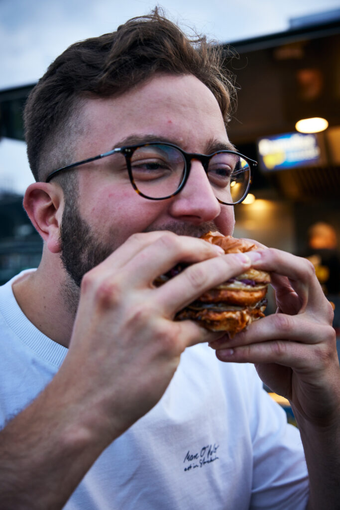 Der Roundies-Burger wird probiert