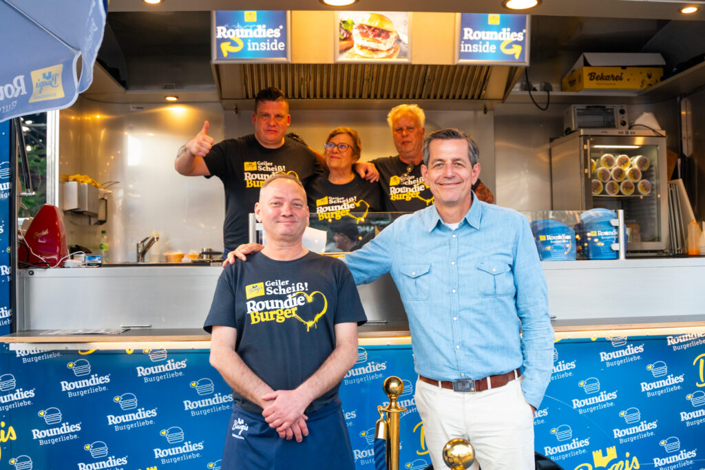 Timo Burger vor dem Burgis Burgerstand