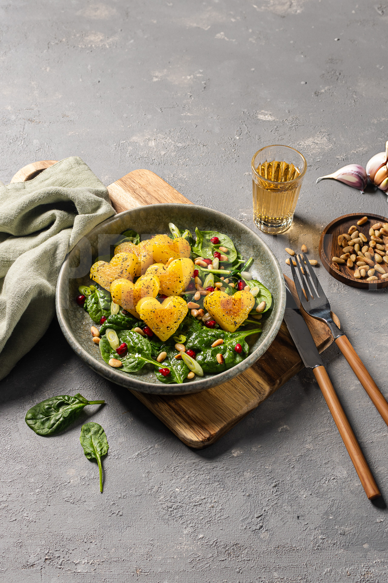 Herzelinos® mit Pinienkernen, Spinat und Knoblauchbutter