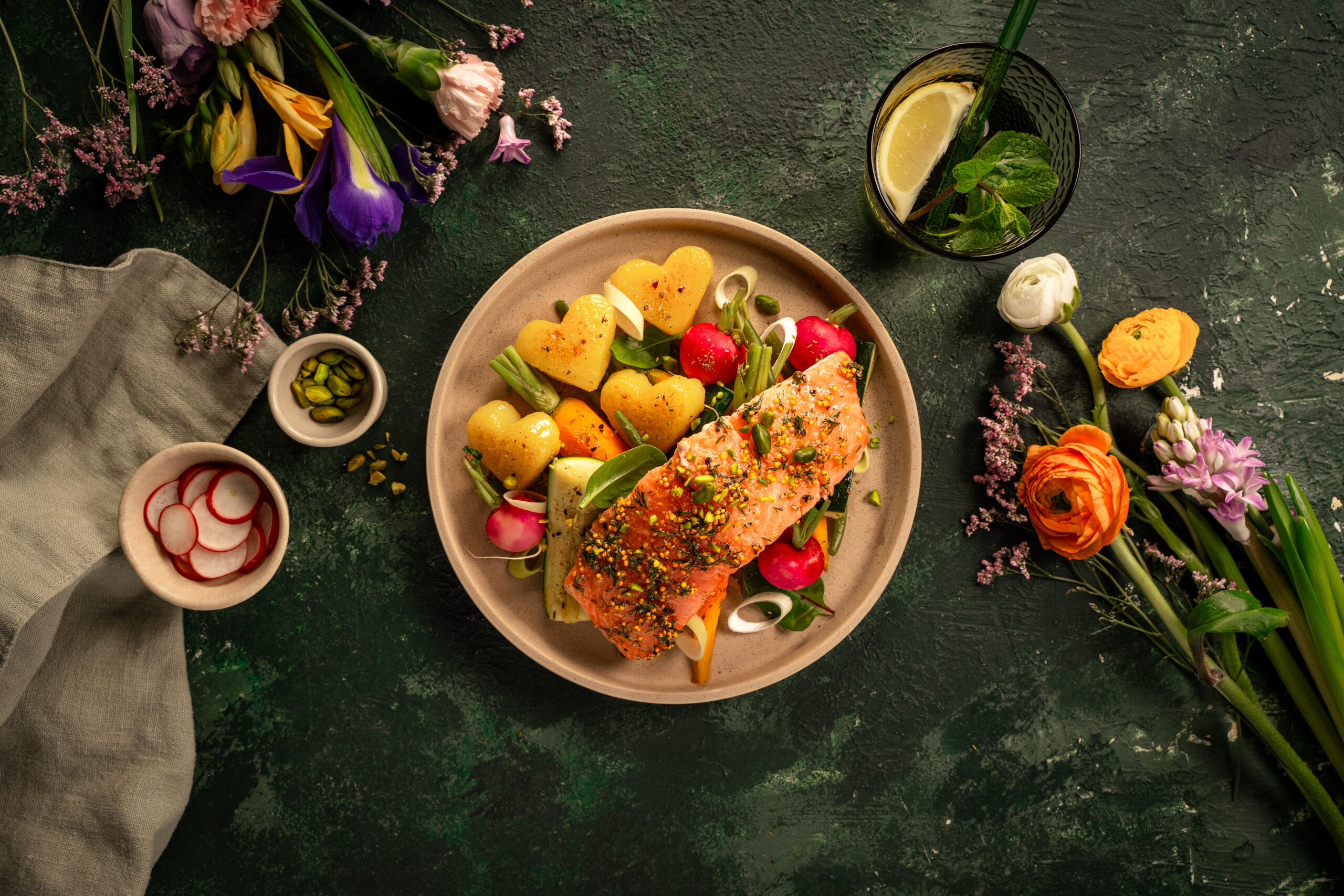 Herzelinos® mit Lachsfilet auf Frühlingsgemüse &amp; Pistazien-Topping