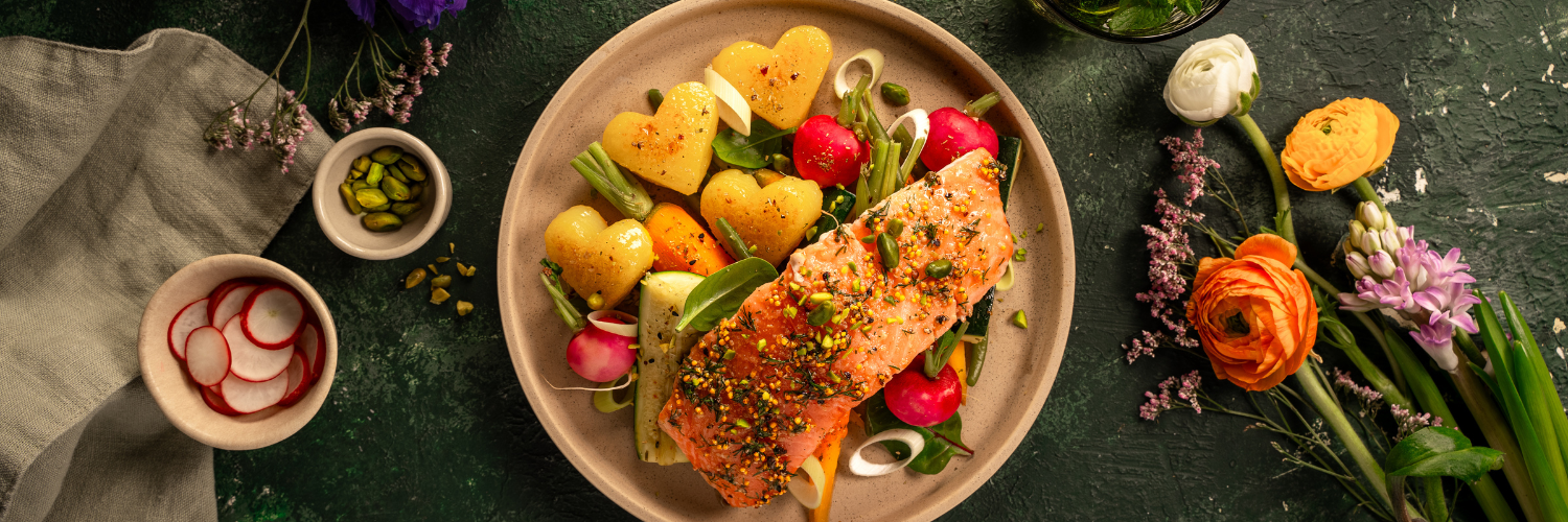 Herzelinos mit Lachsfilet auf Frühlingsgemüse & Pistazien-Topping