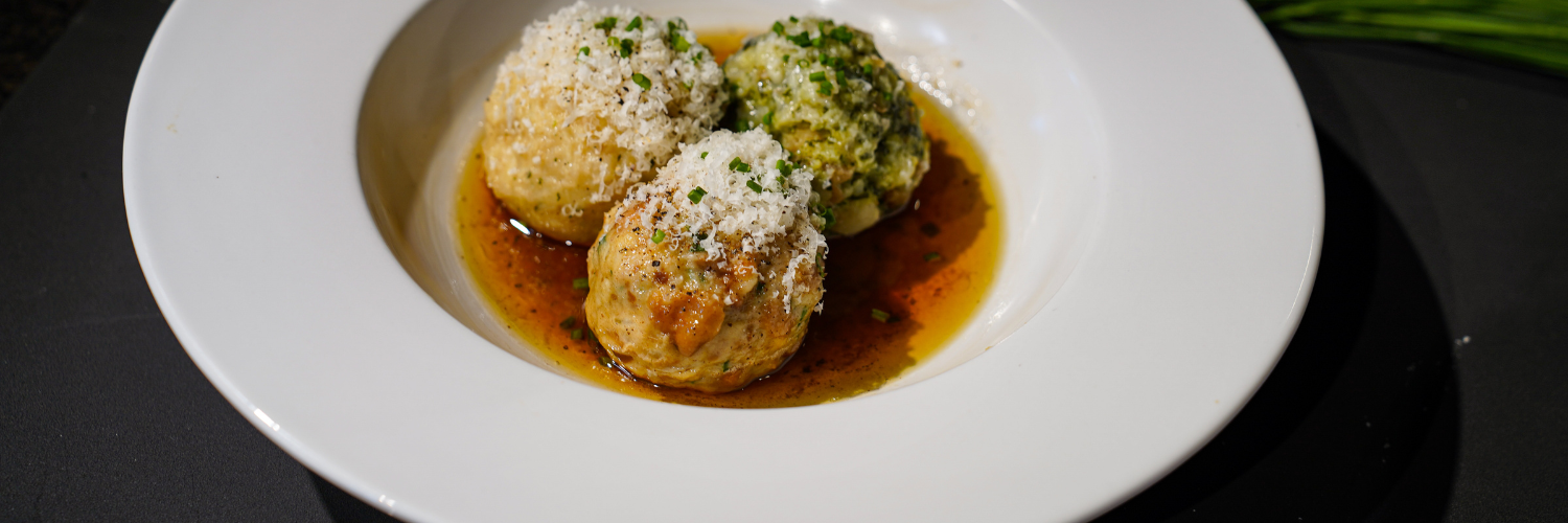 Knödeltrio mit brauner Butter und Parmesan