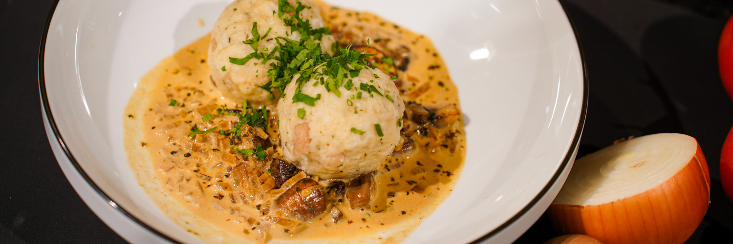 Zwiebelrostbraten mit gerösteten Knödelscheiben