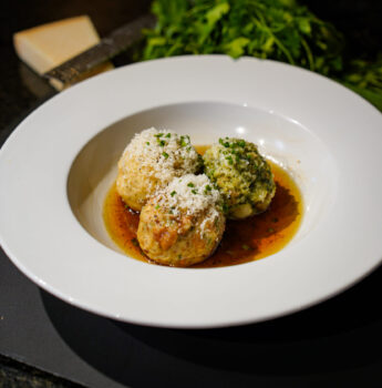 Knödeltrio mit brauner Butter und Parmesan