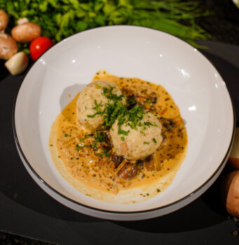 Zwiebelrostbraten mit gerösteten Knödelscheiben