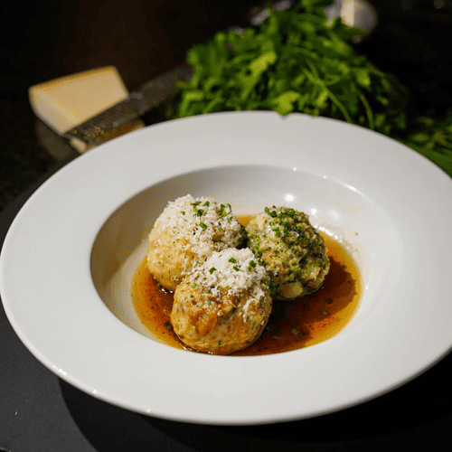 Knödeltrio mit brauner Butter und Parmesan