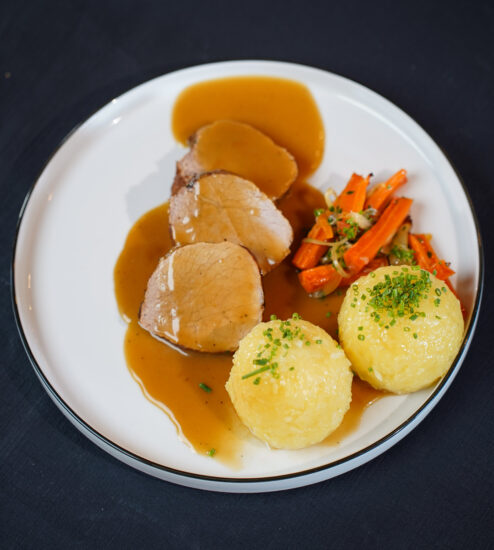 Kalbsrahmbraten mit Kloß – Zart, cremig & klassisch gut!