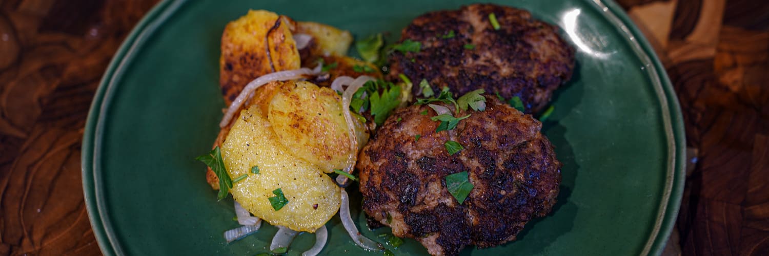 Fleischpflanzerl mit Knödelgröstl