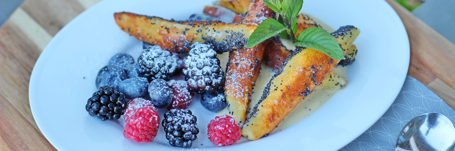 Gebratene Schupfnudeln mit Waldbeeren und Vanillesoße