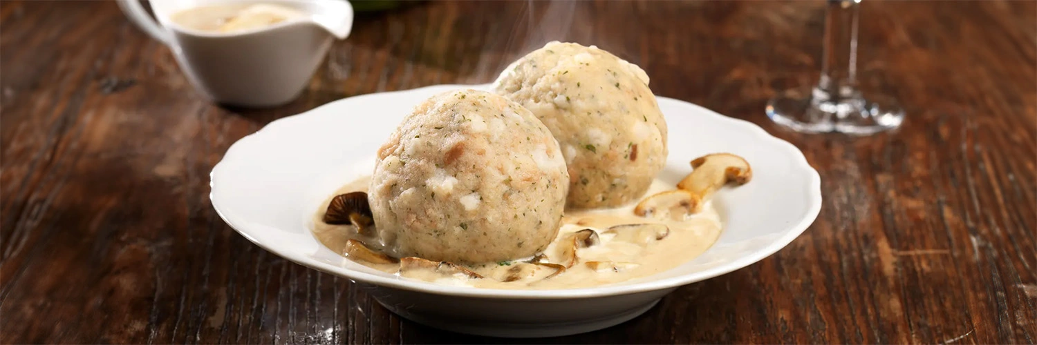 Semmelknödel mit Pilz-Rahmsauce und Salatteller