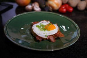 Frühstücksroundie mit Bacon und Ei