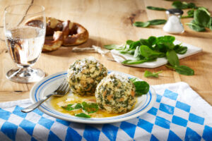 Spinatknödelinos mit Butter und Parmesan