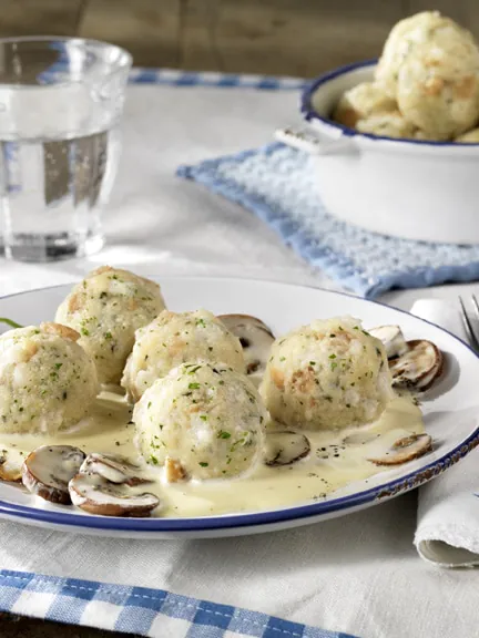 Semmelknödelinos mit Pilzsoße
