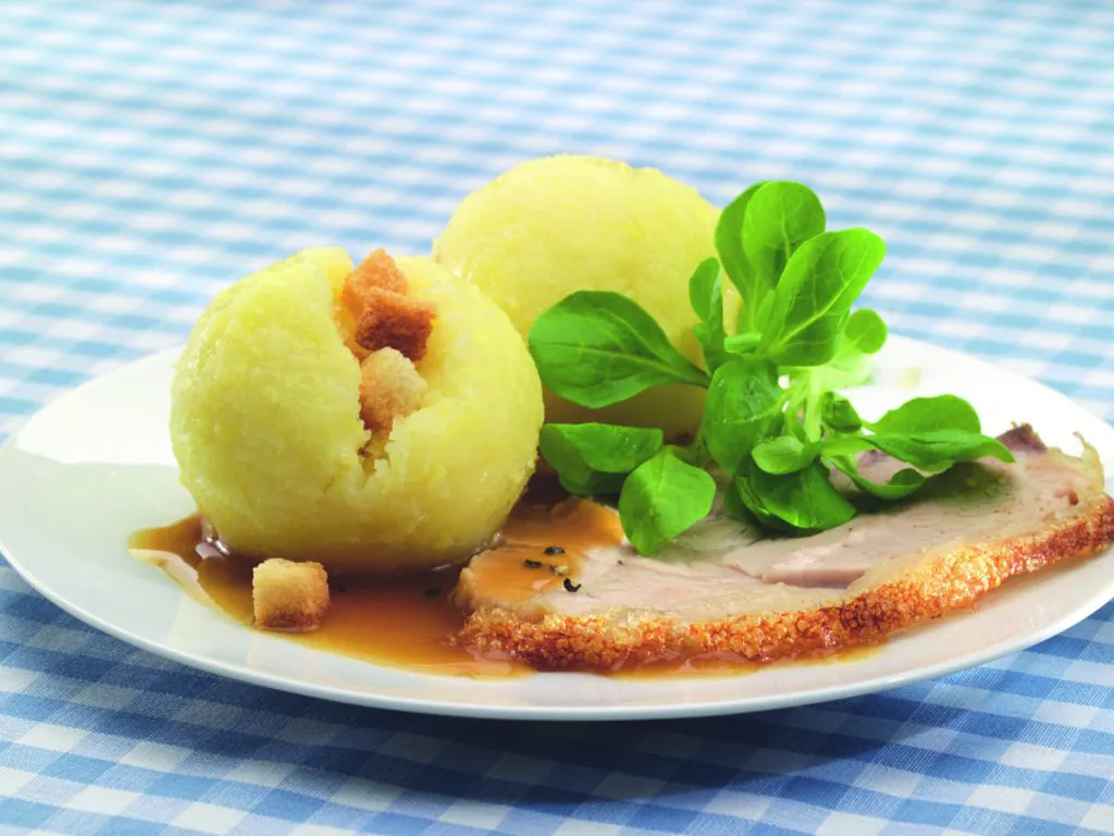 Was passt zu Knödeln: Sieben köstliche Kombinationsmöglichkeiten wie Kartoffelnknödel und Braten