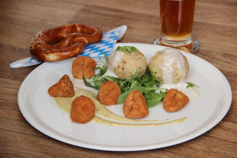 Tag der Weisswurst: Brezenknödel mit gebackener Weißwurst