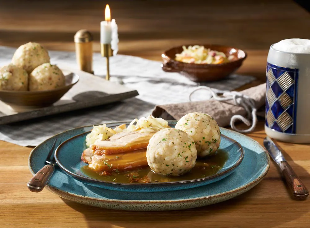 Knödel und Kraut: Schweinebraten mit Semmelknödel