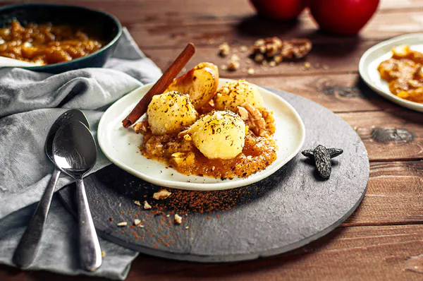 Knödelgericht: Knödelinos® mit Bratapfelsoße