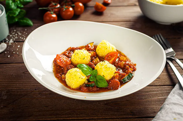 Knödelgericht: Knödelinos® mit Tomaten-Paprika-Soße