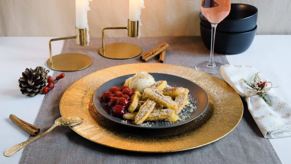 Süße Schupfnudeln mit Glühweinkirschen und Vanilleeis