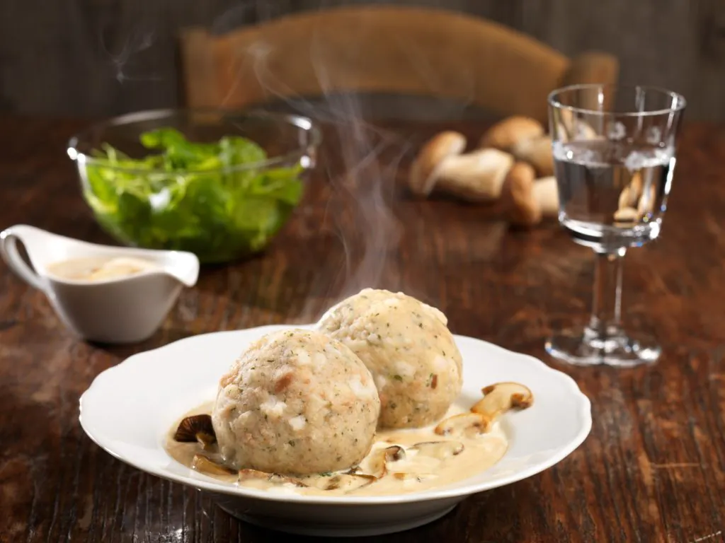 Semmelknödel mit Pilz-Rahm-Soße