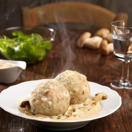 Semmelknödel mit Pilzsoße