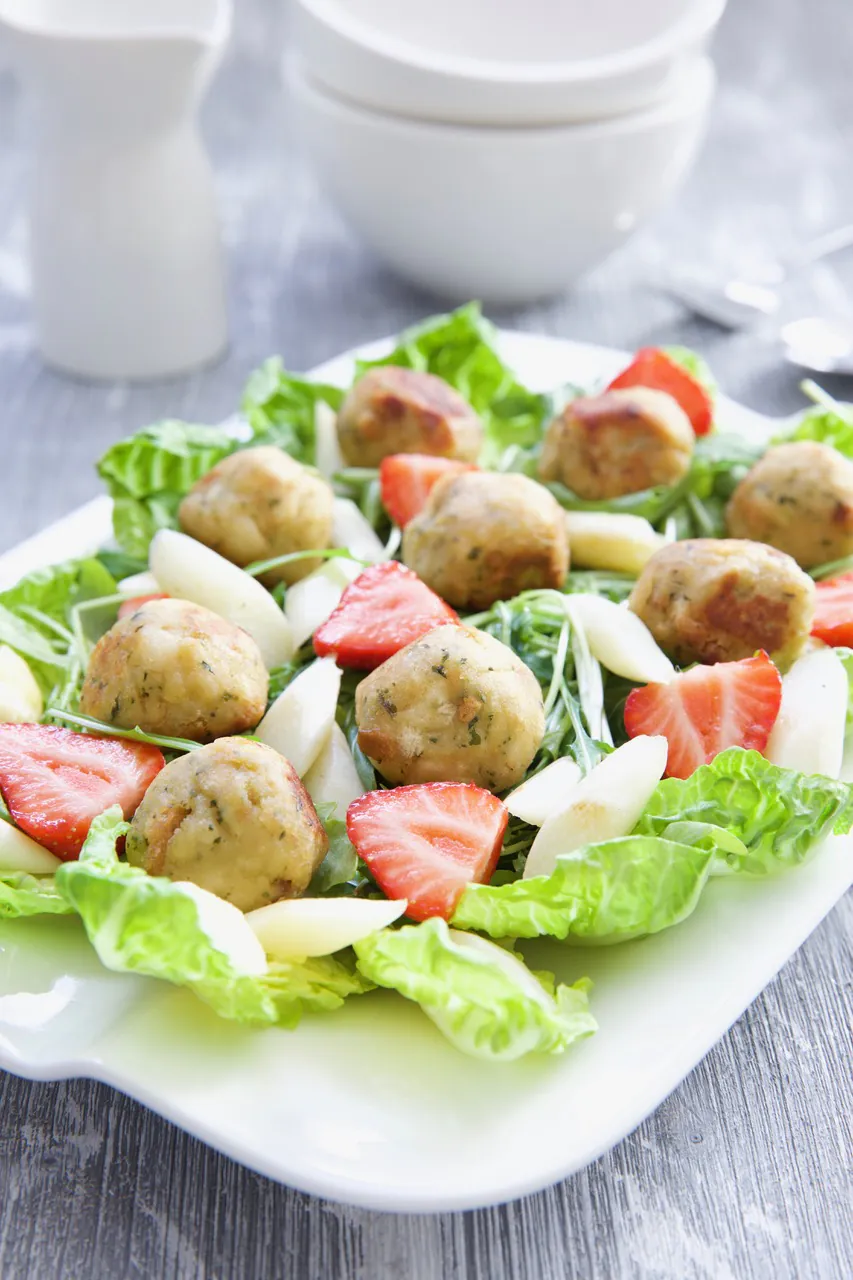 Semmelknödelinos-Salat mit Spargel und Erdbeeren