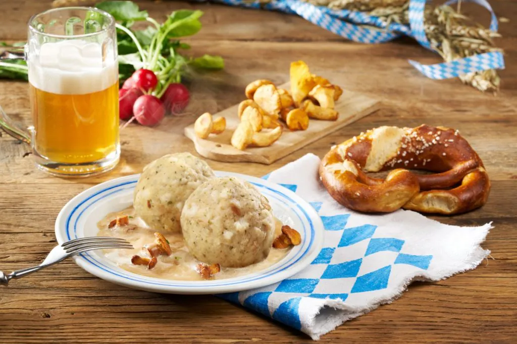 Semmelknödel mit Pfifferlingen