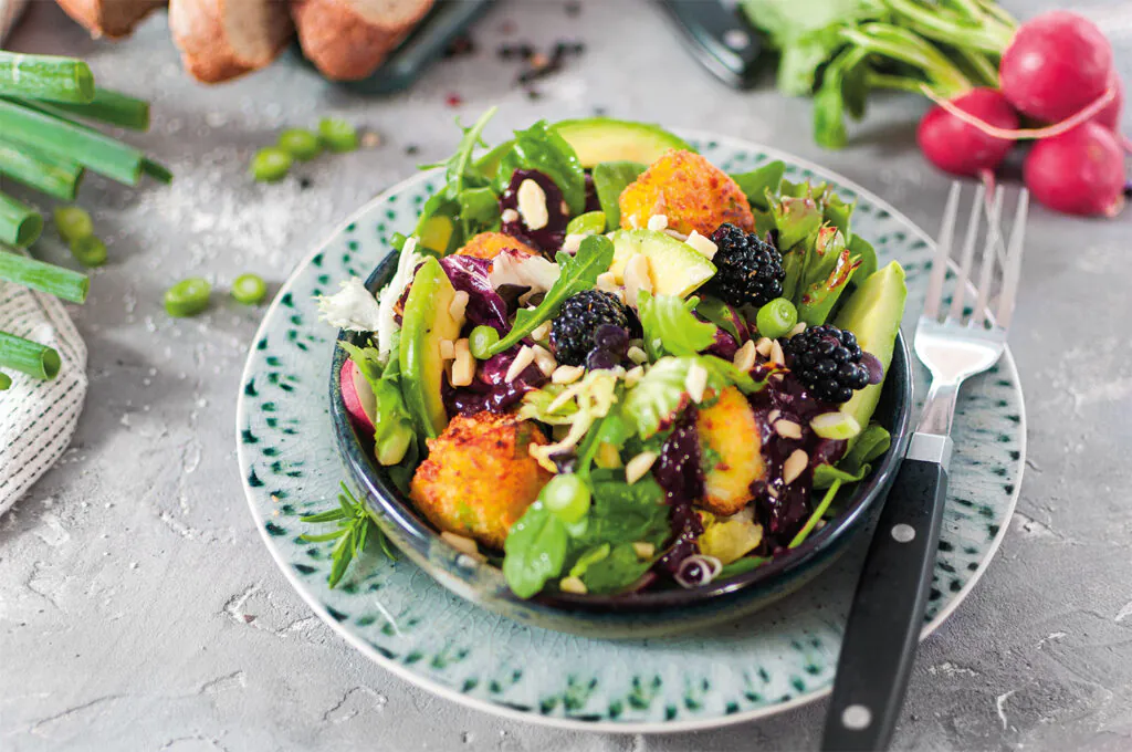 Sommerlicher Salat mit gebratenen Knödeln