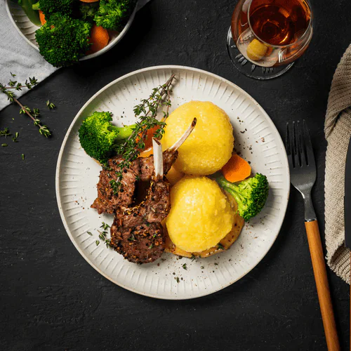 Lammkarree mit Sonntagsknödel und knackigem Brokkoli