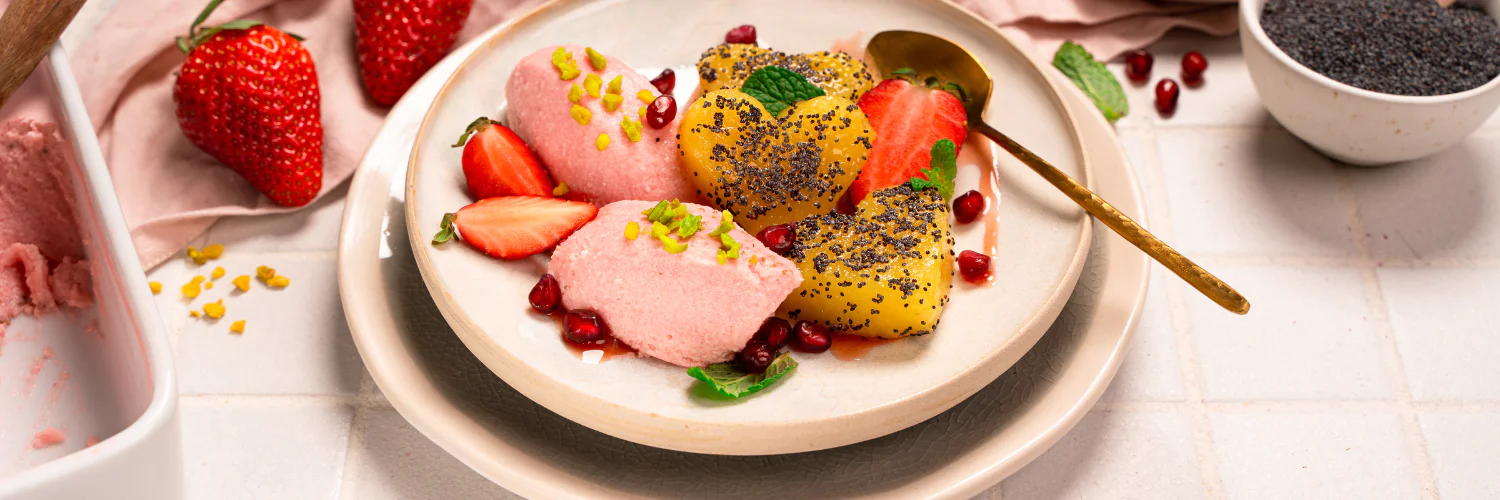 Mohn-Herzelinos mit Erdbeermousse